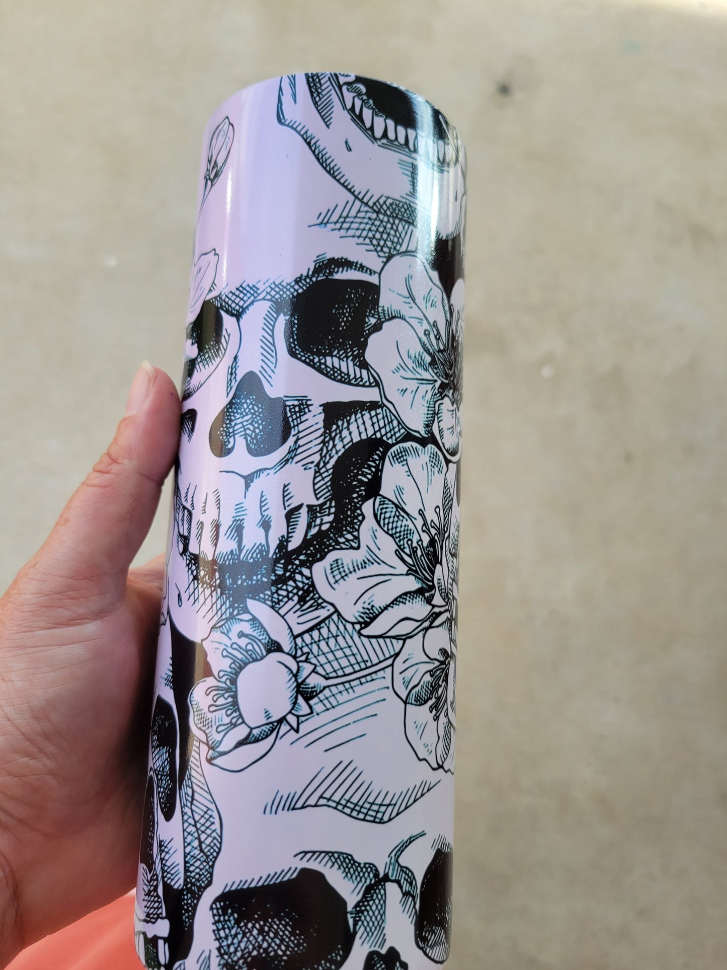 Skulls**flowers**black and white**uv changing**purple uv** 20oz**Tumbler**